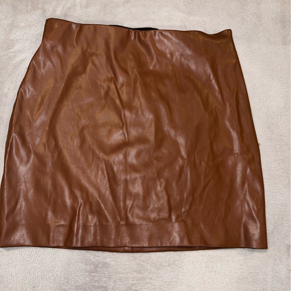 Chic Brown Vegan Leather Skirt with Elastic Waistband Size Small - Picture 2 of 4